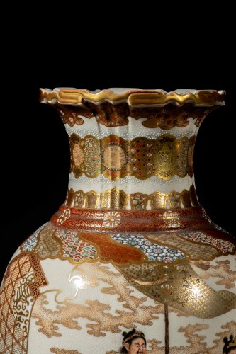 Antiquités - A pair of large Satsuma vases with Imperial scenes, signed Kinkozan