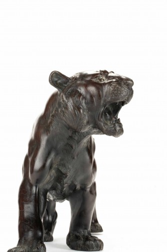 Sculpture en bronze patiné représentant l’étude d’un puissant tigre rugissant - Arts d