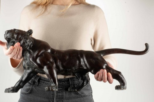  - Sculpture en bronze patiné représentant l’étude d’un puissant tigre rugissant