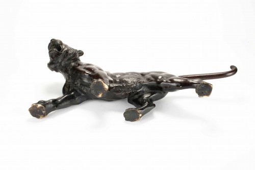 Antiquités - Sculpture en bronze patiné représentant l’étude d’un puissant tigre rugissant