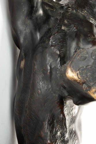 Antiquités - Sculpture en bronze patiné représentant l’étude d’un puissant tigre rugissant