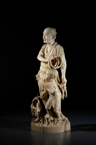  Okimono en ivoire de l'école de Tokyo représentant un pêcheur avec un enfant - Mastromauro Japanese Art