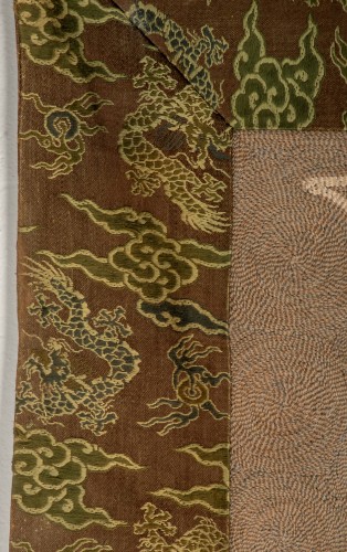 Tapisserie en soie brodée en relief représentant un couple de phénix en vol - Mastromauro Japanese Art