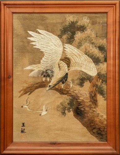 Tapisserie brodée en soie représentant un aigle prêt à s’envoler