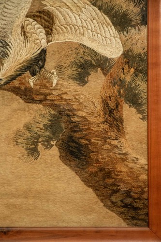 XIXe siècle - Tapisserie brodée en soie représentant un aigle prêt à s’envoler