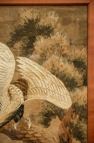 Tapisserie brodée en soie représentant un aigle prêt à s’envoler - 