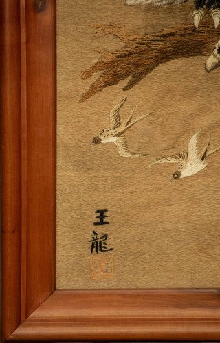  - Tapisserie brodée en soie représentant un aigle prêt à s’envoler