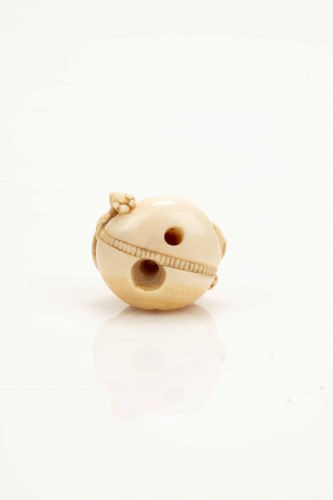 Netsuke japonais en ivoire marin représentant un chiot - Mastromauro Japanese Art