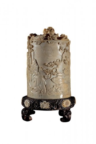 A Japanese Box Of A Scene From The Legend Of Minamoto No Tametomo