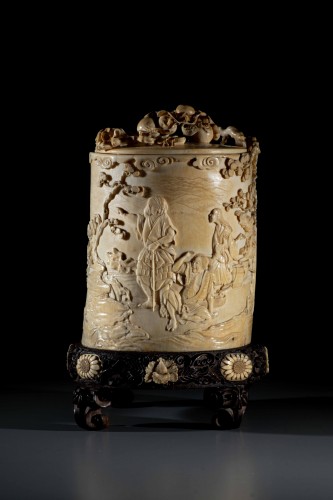 Asian Works of Art  - A Japanese Box Of A Scene From The Legend Of Minamoto No Tametomo