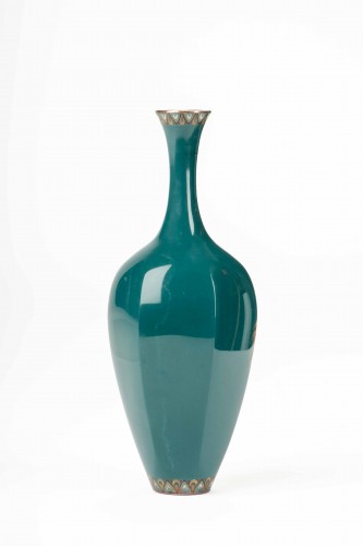 Asian Works of Art  - A cloisonné vase depicting three Manchurian cranes on a turquoise ground