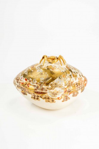 A Satsuma ceramic box in the shape of a hamaguri shell&#039; - Asian Works of Art Style 