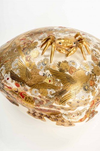 A Satsuma ceramic box in the shape of a hamaguri shell&#039; - 