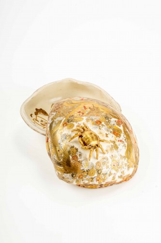 19th century - A Satsuma ceramic box in the shape of a hamaguri shell&#039;