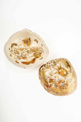 A Satsuma ceramic box in the shape of a hamaguri shell&#039; - 