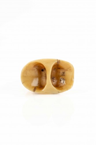 Antiquités - A shunga ivory netsuke depicting a monk seated on the nose of Tengu