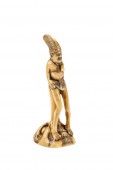 Netsuke shunga en ivoire représentant un moine assis sur le nez de Tengu