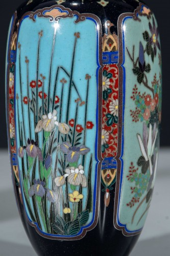 Paire de vases en cloisonné à décor floral naturaliste - 
