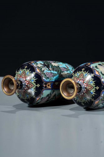  - Paire de vases en cloisonné à décor floral naturaliste