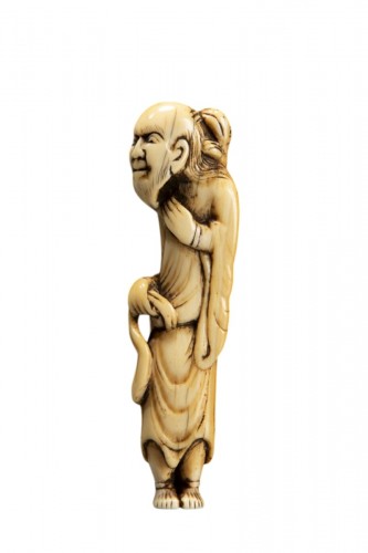 An ivory netsuke depicting Gama Sennin with a toad