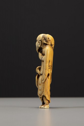 Netsuke en ivoire représentant Gama Sennin avec un crapaud - Arts d