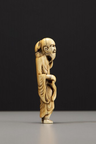 Netsuke en ivoire représentant Gama Sennin avec un crapaud - Mastromauro Japanese Art