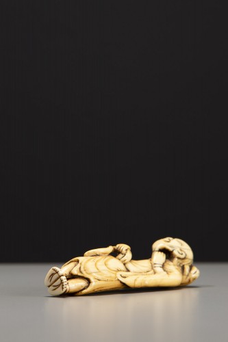 Netsuke en ivoire représentant Gama Sennin avec un crapaud - 