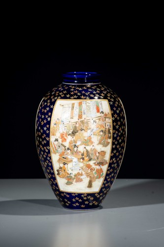 19th century - A Satsuma vase with courtly scenes on a cobalt-blue ground