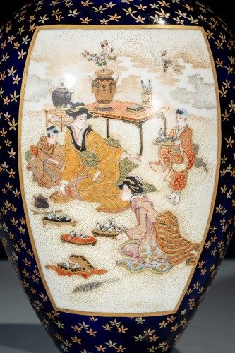 Antiquités - A Satsuma vase with courtly scenes on a cobalt-blue ground