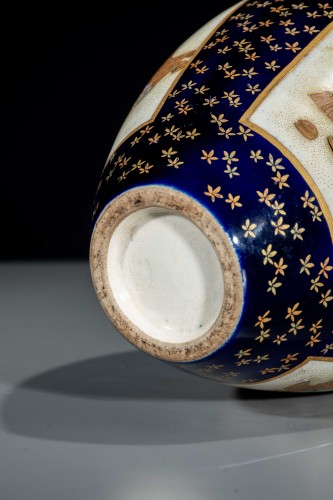 Antiquités - A Satsuma vase with courtly scenes on a cobalt-blue ground