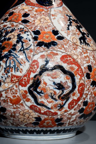 XIXe siècle - Grand vase Imari avec dragon, phénix et fleurs
