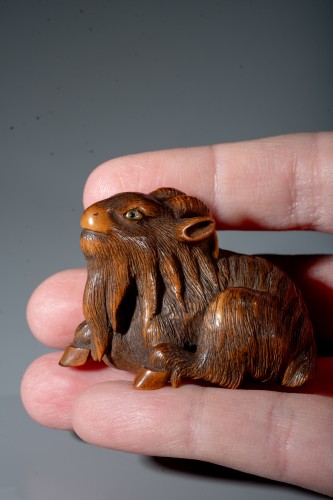 XIXe siècle - Netsuke en buis représentant une chèvre, signé Masanao