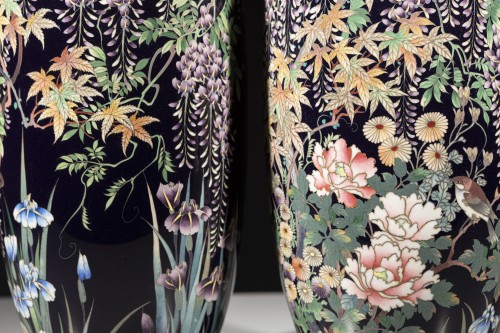 19th century - A pair of cloisonné vases depicting a flower garden