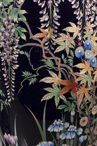 Antiquités - A pair of cloisonné vases depicting a flower garden