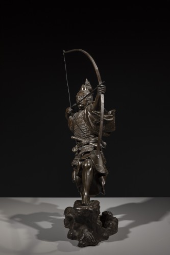 Okimono en bronze représentant un Samouraï avec arc, signé Yoshimitsu - Mastromauro Japanese Art
