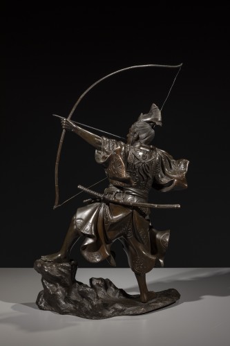 XIXe siècle - Okimono en bronze représentant un Samouraï avec arc, signé Yoshimitsu