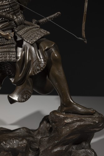 Antiquités - Okimono en bronze représentant un Samouraï avec arc, signé Yoshimitsu