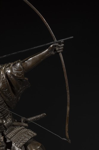 Antiquités - Okimono en bronze représentant un Samouraï avec arc, signé Yoshimitsu