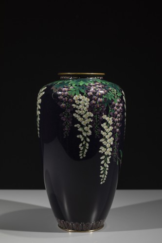 Vase cloisonné en fil d’argent à décor de glycine sur fond bleu nuit, signé Ota Hyozo - Arts d