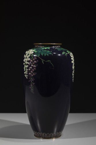 Vase cloisonné en fil d’argent à décor de glycine sur fond bleu nuit, signé Ota Hyozo - Mastromauro Japanese Art