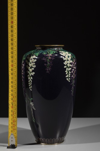 XIXe siècle - Vase cloisonné en fil d’argent à décor de glycine sur fond bleu nuit, signé Ota Hyozo