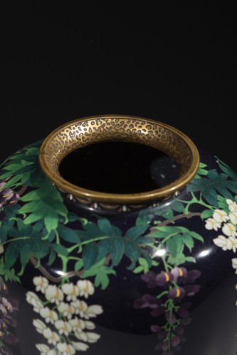 Vase cloisonné en fil d’argent à décor de glycine sur fond bleu nuit, signé Ota Hyozo - 