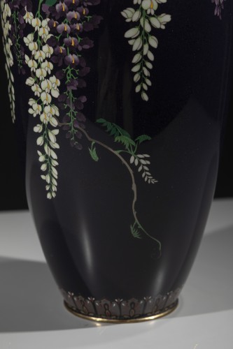  - Vase cloisonné en fil d’argent à décor de glycine sur fond bleu nuit, signé Ota Hyozo
