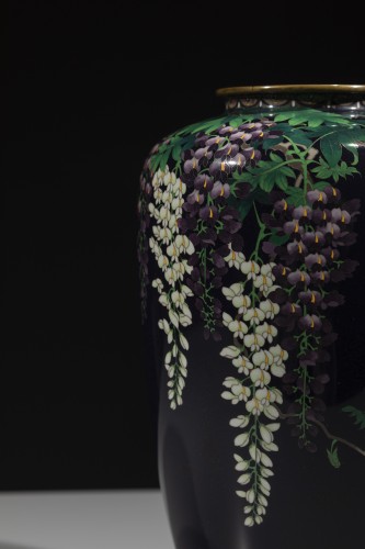 Antiquités - Vase cloisonné en fil d’argent à décor de glycine sur fond bleu nuit, signé Ota Hyozo