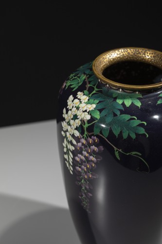 Antiquités - Vase cloisonné en fil d’argent à décor de glycine sur fond bleu nuit, signé Ota Hyozo