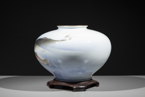 Grand vase globulaire en porcelaine Fukagawa avec carpes koi - Arts d