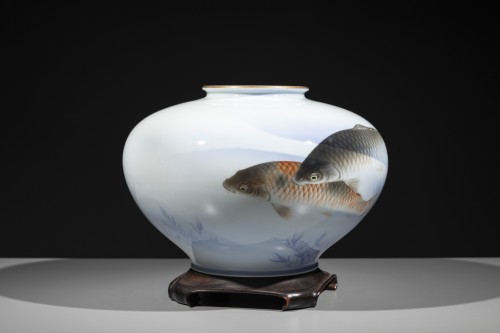 Grand vase globulaire en porcelaine Fukagawa avec carpes koi - Mastromauro Japanese Art