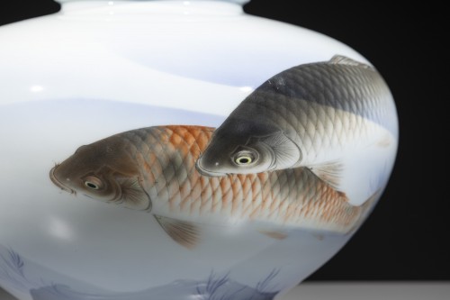 XXe siècle - Grand vase globulaire en porcelaine Fukagawa avec carpes koi
