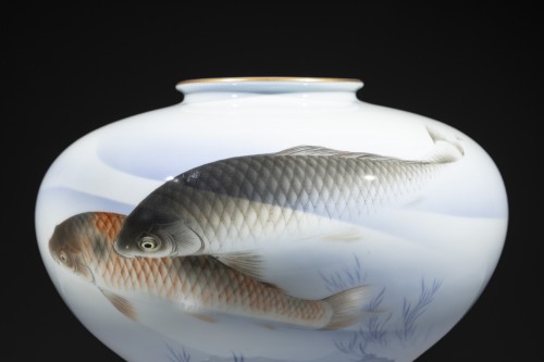 Grand vase globulaire en porcelaine Fukagawa avec carpes koi - 