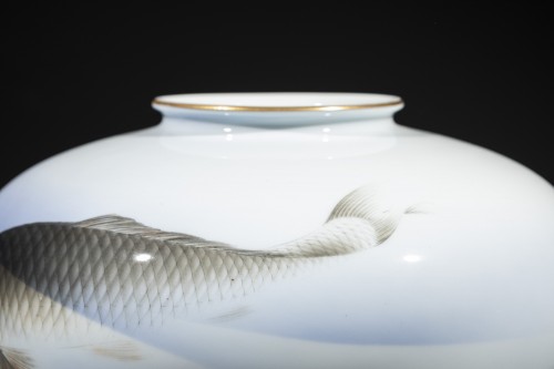  - Grand vase globulaire en porcelaine Fukagawa avec carpes koi